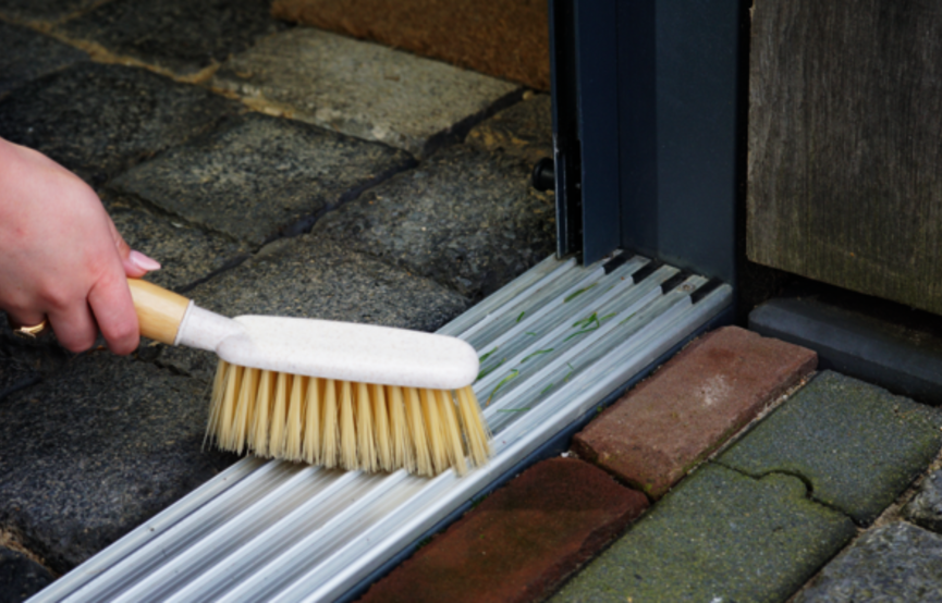 Dit is een gedetailleerde afbeelding van een onderrail van een glazen schuifwand